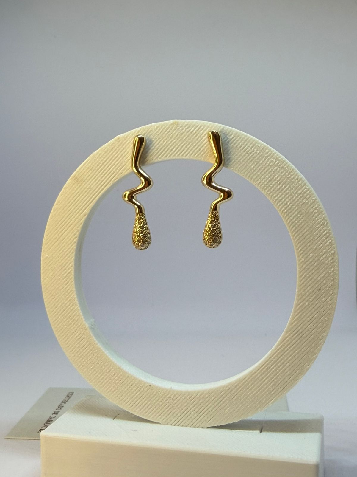Brinco Fluxo Dourado